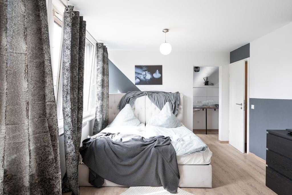 - Cozy Apartment In The Heart Of Duisburg With New York Design & Betten & Sofa - 5 Mins Central Station Hbf - Big Tv & Wifi -- Buitenkant foto