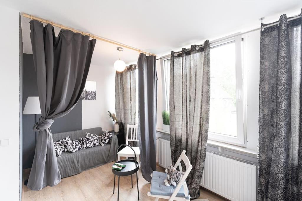 - Cozy Apartment In The Heart Of Duisburg With New York Design & Betten & Sofa - 5 Mins Central Station Hbf - Big Tv & Wifi -- Buitenkant foto