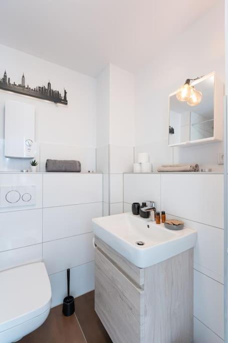 - Cozy Apartment In The Heart Of Duisburg With New York Design & Betten & Sofa - 5 Mins Central Station Hbf - Big Tv & Wifi -- Buitenkant foto