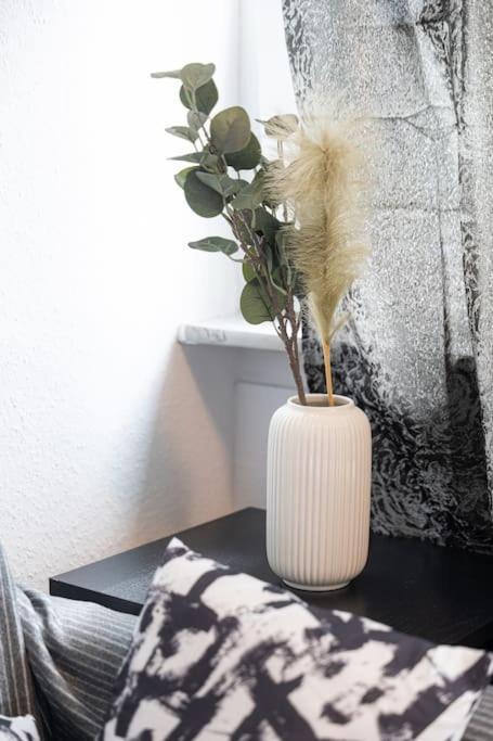 - Cozy Apartment In The Heart Of Duisburg With New York Design & Betten & Sofa - 5 Mins Central Station Hbf - Big Tv & Wifi -- Buitenkant foto