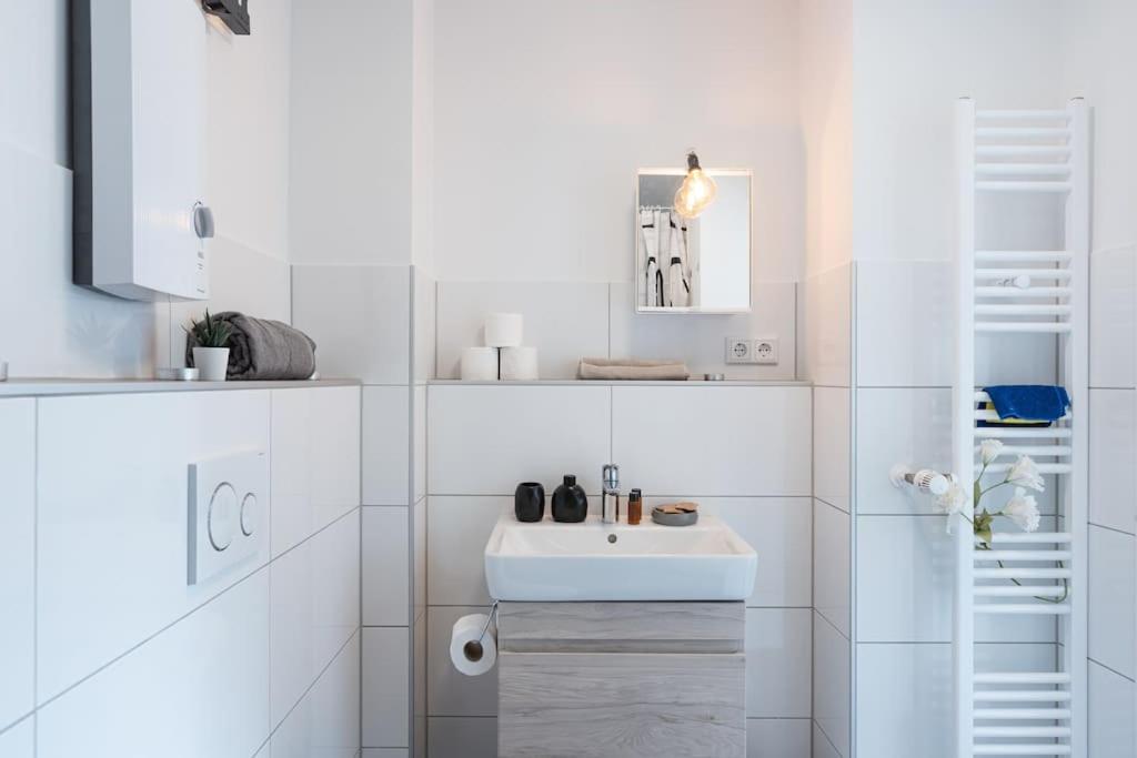 - Cozy Apartment In The Heart Of Duisburg With New York Design & Betten & Sofa - 5 Mins Central Station Hbf - Big Tv & Wifi -- Buitenkant foto