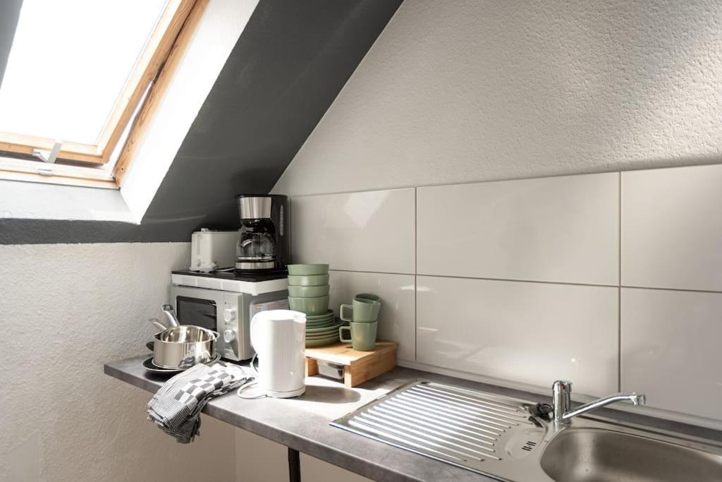 - Cozy Apartment In The Heart Of Duisburg With New York Design & Betten & Sofa - 5 Mins Central Station Hbf - Big Tv & Wifi -- Buitenkant foto