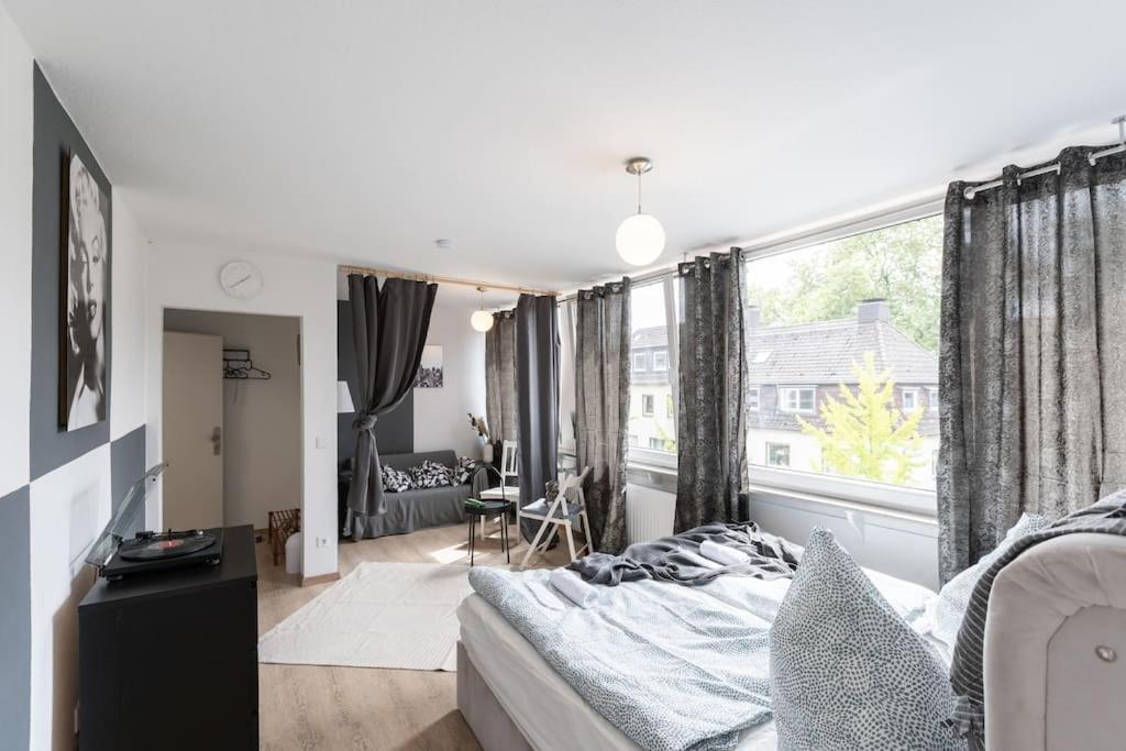 - Cozy Apartment In The Heart Of Duisburg With New York Design & Betten & Sofa - 5 Mins Central Station Hbf - Big Tv & Wifi -- Buitenkant foto
